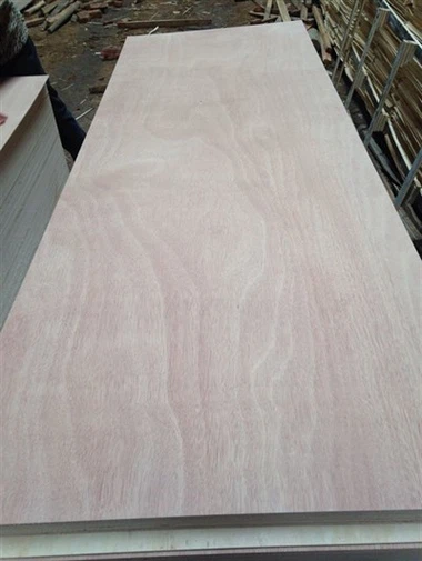 Vezan les velikosti vrat 830x2050x2,5 mm