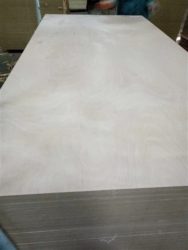 MDF, obložen s furnirjem Okoume